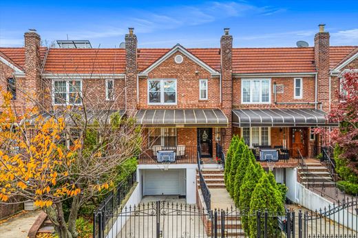 Αστικό ακίνητο σε Forest Hills, Queens County