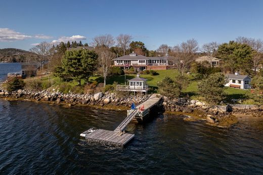 Detached House in Head of St. Margarets Bay, Nova Scotia