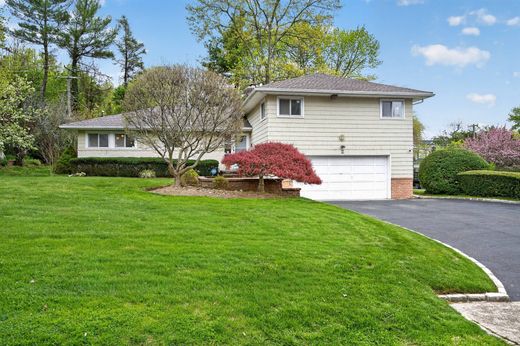Detached House in East Hills, Nassau County