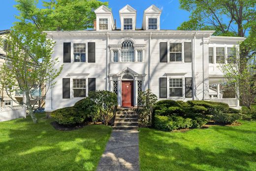 Detached House for sale in Brookline