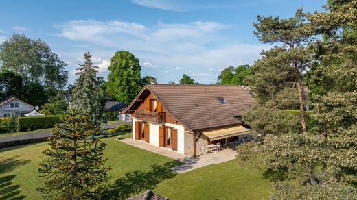 Sciez, Haute-Savoieの一戸建て住宅