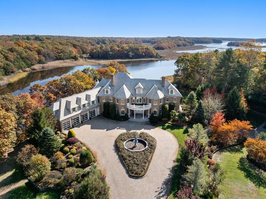 Detached House in South Dartmouth, Bristol County