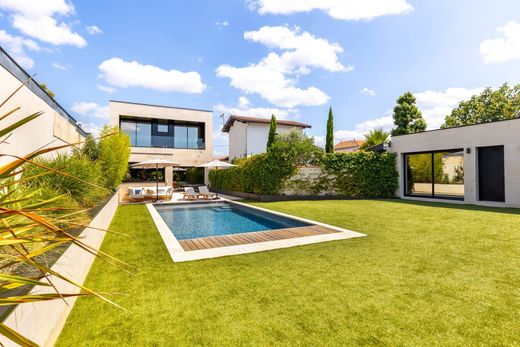 Detached House in Bordeaux, Gironde