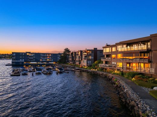 Kirkland, King Countyのアパートメント