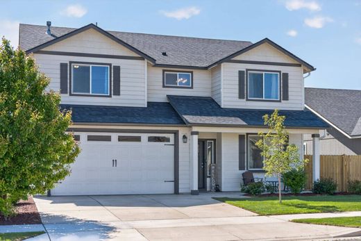 Luxury home in Redmond, Deschutes County