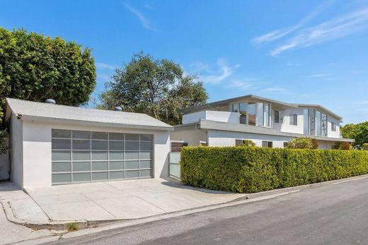 Luxury home in Valley Village, Los Angeles County