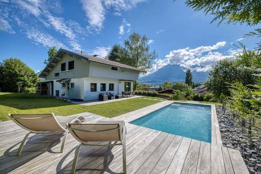 Einfamilienhaus in Sevrier, Haute-Savoie