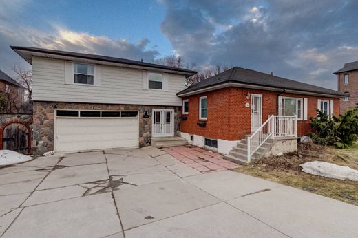Detached House in Pickering, Ontario