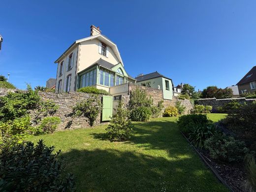 Detached House in Saint-Nicolas-près-Granville, Manche