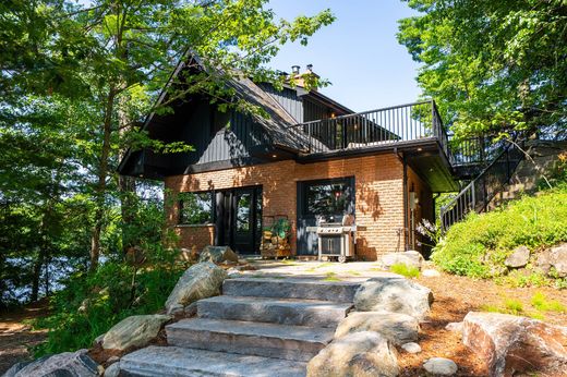Detached House in Lake of Bays, Ontario