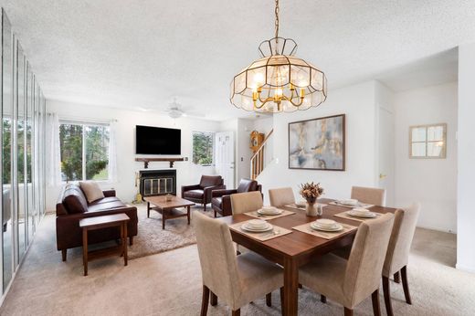 Townhouse in Roselle, Union County