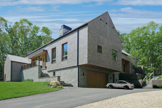 Detached House in Bridgehampton, Suffolk County