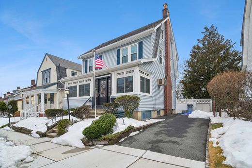 Detached House in West Orange, Essex County