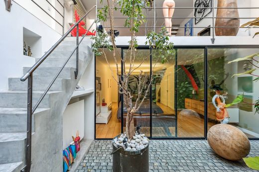 Detached House in Montmartre, Abbesses, Grandes-Carrières, Paris