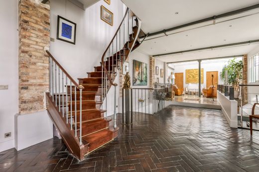 Daire Canal Saint Martin, Château d’Eau, Porte Saint-Denis, Paris