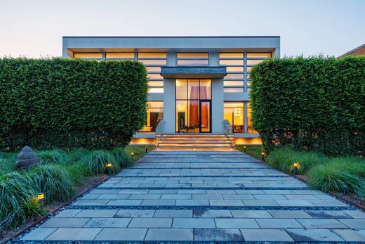 Detached House in Bridgehampton, Suffolk County