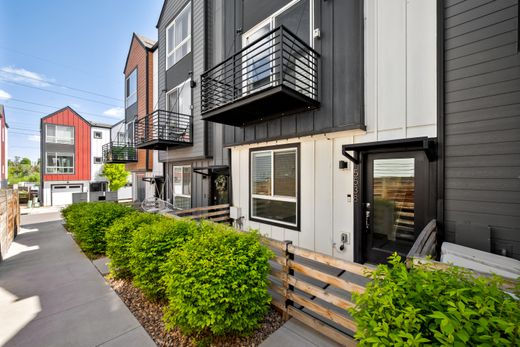 Townhouse in Lakewood, Jefferson County