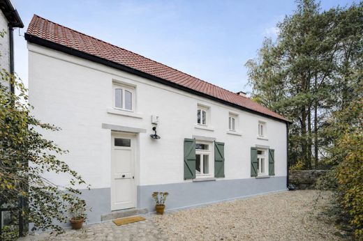 Einfamilienhaus in La Hulpe, Provinz Wallonisch-Brabant