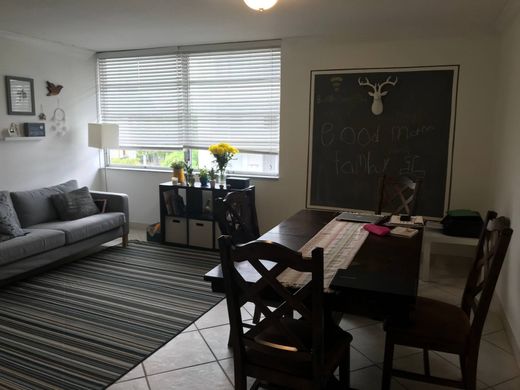 ﺷﻘﺔ ﻓﻲ Bay Harbor Islands, Miami-Dade County