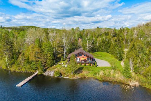 Detached House in Estérel, Laurentides