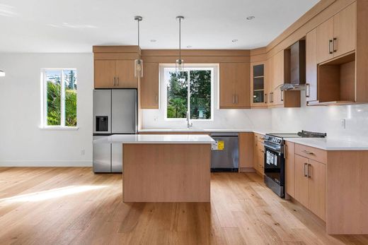 Dom miejski w Saanich, Capital Regional District