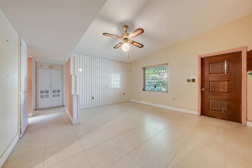 Luxury home in North Miami, Miami-Dade