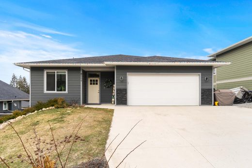 Detached House in Salmon Arm, British Columbia