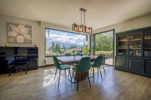 Sevrier, Haute-Savoieの一戸建て住宅