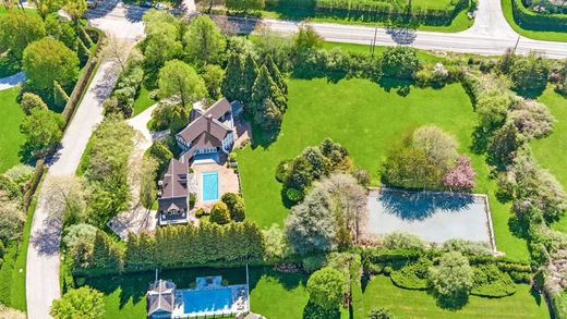 Detached House in Bridgehampton, Suffolk County