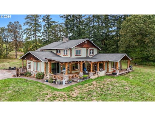 Luxury home in Camas, Clark County