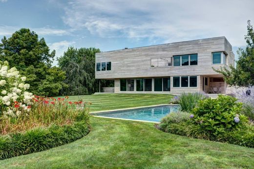 Detached House in Bridgehampton, Suffolk County