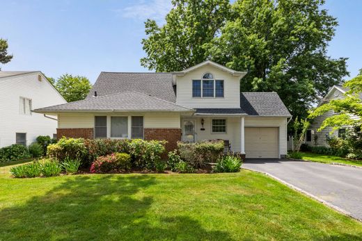 Detached House in Garden City, Nassau County