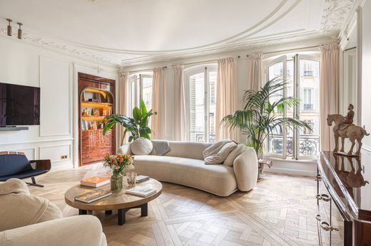 Apartment in Tour Eiffel, Invalides – Ecole Militaire, Saint-Thomas d’Aquin, Paris