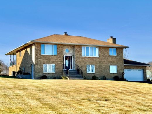 Detached House in Watertown, Litchfield County