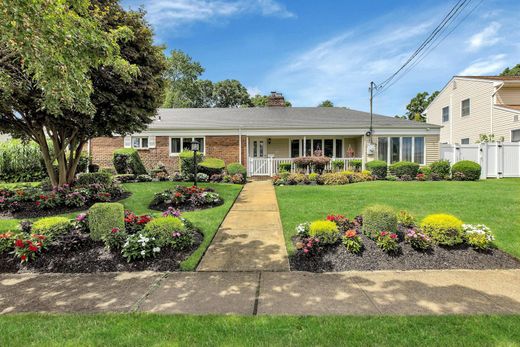 Detached House in Massapequa, Nassau County