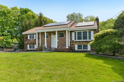 Detached House in Saint James, Suffolk County
