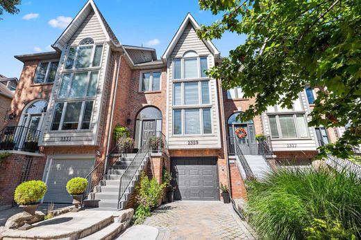 Townhouse - Oakville, Ontario