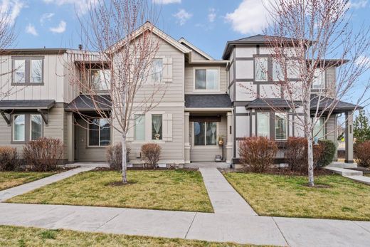 Townhouse in Redmond, Deschutes County