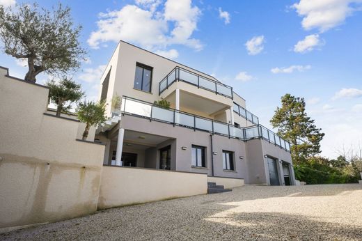 Vrijstaand huis in Saint-Laurent-de-Mure, Rhône