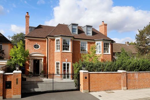 Detached House in London, Greater London