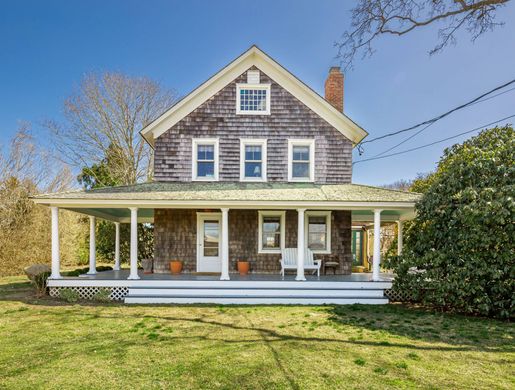 Detached House in Bridgehampton, Suffolk County