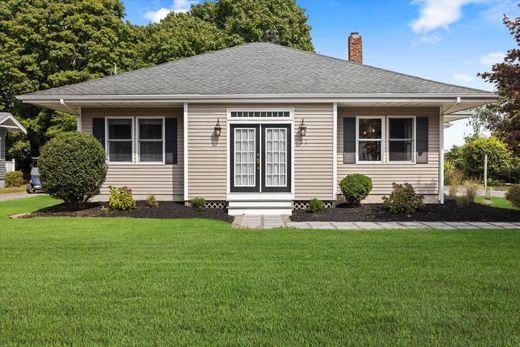 Detached House in North Dighton, Bristol County