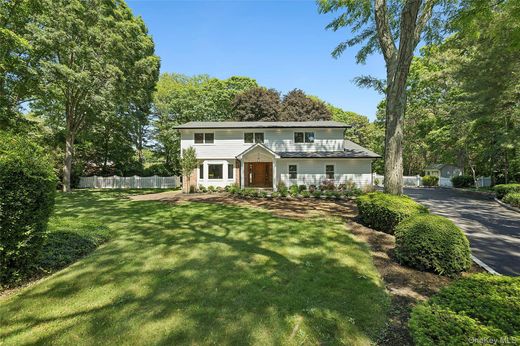 Detached House in Dix Hills, Suffolk County