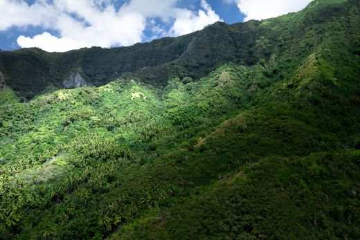 Land in Atuona, Hiva-Oa