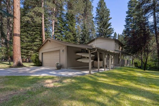 Luxury home in Camp Sherman, Jefferson County