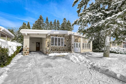 Detached House in Sainte-Dorothée, Laval Region