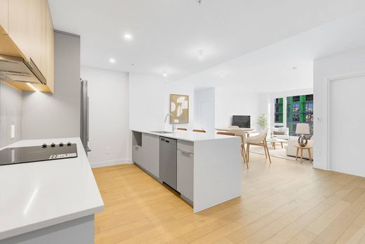 아파트 / Chomedey, City of Montréal