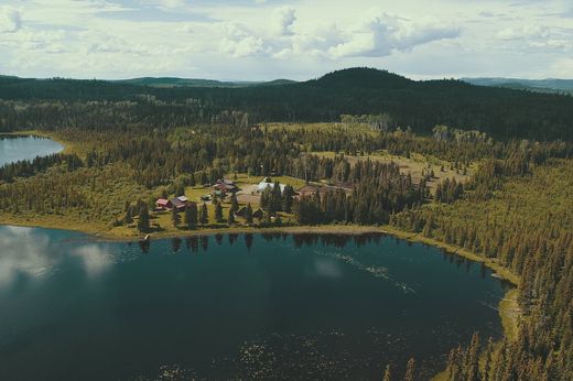 Bridge Lake, British Columbiaのカントリーハウス