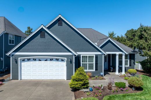 Luxury home in South Beach, Lincoln County