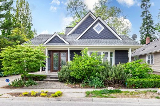 Detached House in Birmingham, Oakland County